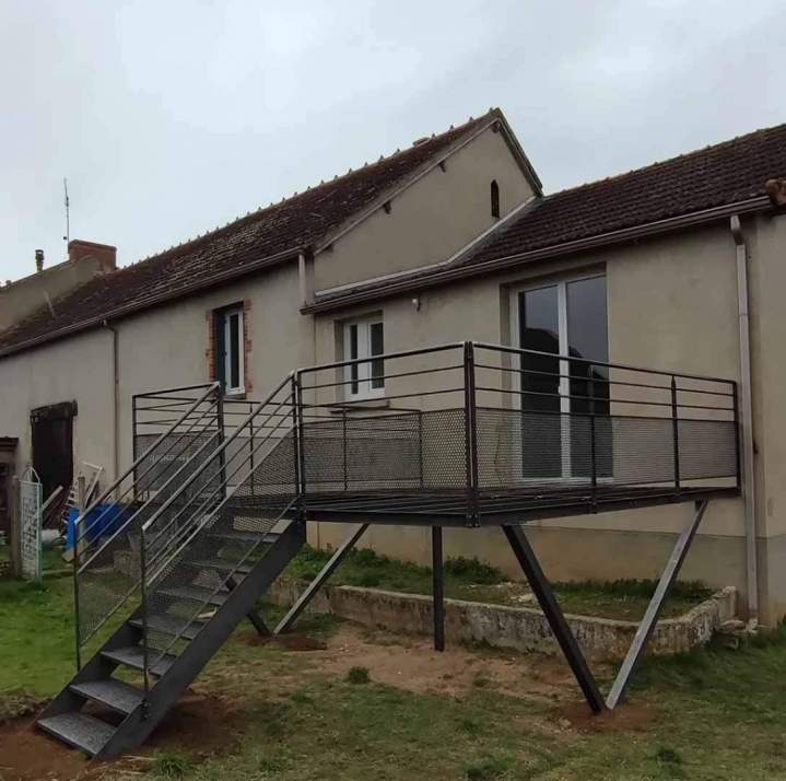 Terrasse sur pilotis en acier Montluçon